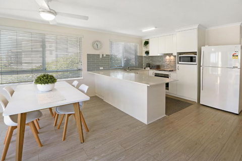 MAINSAIL8- MOOLOOLABA BEACH - Tourism Search 0
