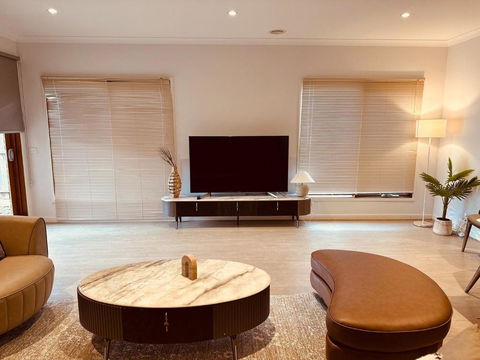 MEL-Point Cook Elegant Four-Bedroom House - Tourism Search 0
