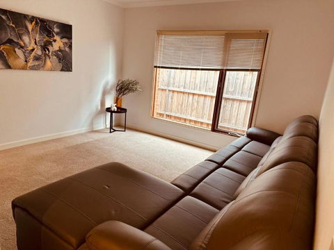 MEL-Point Cook Elegant Four-Bedroom House - Tourism Search 2