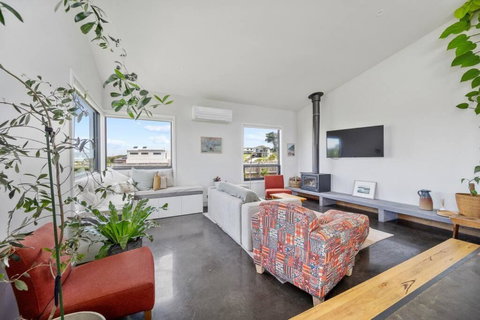 Modern Coastal Escape - Pet Friendly With Fireplace - Tourism Search 1