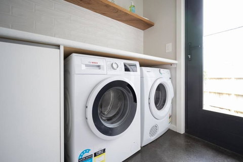 Modern Coastal Escape - Pet Friendly With Fireplace - Tourism Search 2