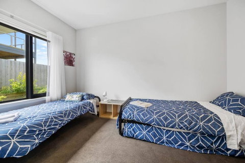 Modern Coastal Escape - Pet Friendly With Fireplace - Tourism Search 3