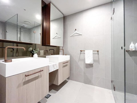 Modern Luxury 2B2B Sky Garden SmartTV - Tourism Search 1