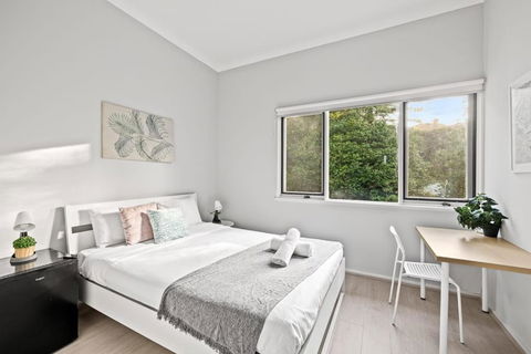 Modern Private Double Room - Centrally Located - Shared Bathroom - Tourism Search 0
