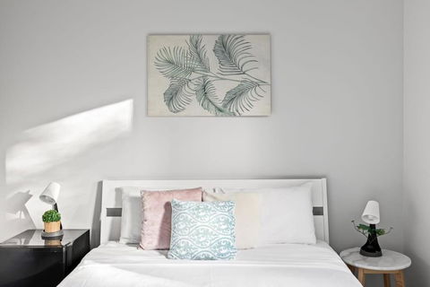 Modern Private Double Room - Centrally Located - Shared Bathroom - Tourism Search 2
