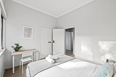 Modern Private Double Room - Centrally Located - Shared Bathroom - Tourism Search 3
