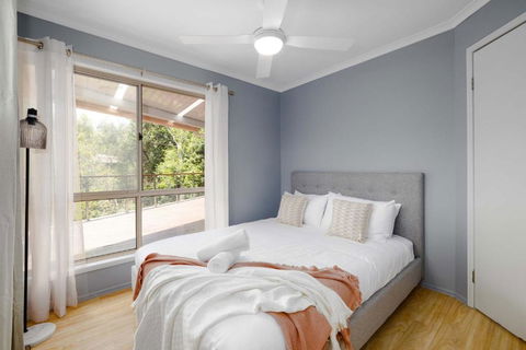 NEW 3BR Serene Creekside Retreat In Helensvale - Tourism Search 2