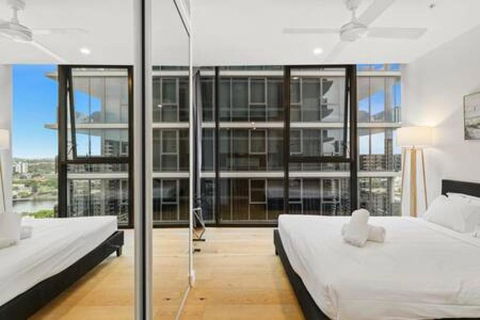NEW Centrally Located High Level Studio Apartment - Tourism Search 1