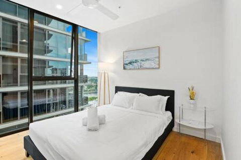 NEW Centrally Located High Level Studio Apartment - Tourism Search 3