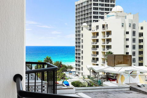 NEW Stunning Central Surfers Studio Apartment. - Tourism Search 1