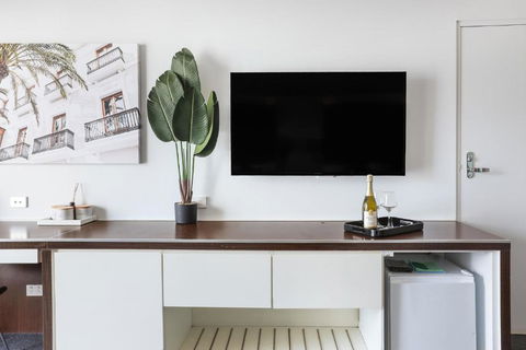 NEW Stunning Central Surfers Studio Apartment. - Tourism Search 3