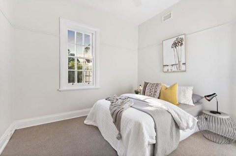 NEWLY RENOVATED LARGE 3.5 BDRM HOUSE! BEST OF MELB - Tourism Search 3