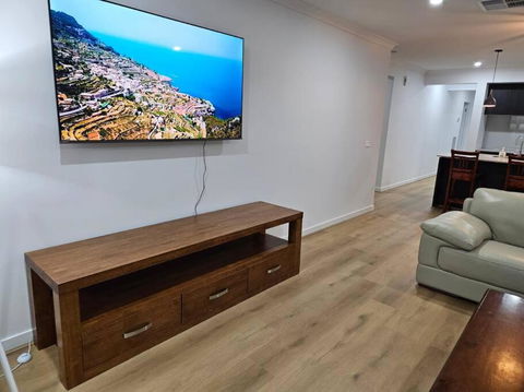 O Stylish 4 Room Oasis With 65 TV - Tourism Search 0