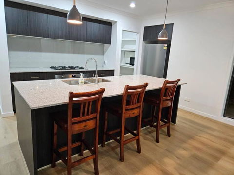 O Stylish 4 Room Oasis With 65 TV - Tourism Search 2