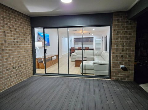 O Stylish 4 Room Oasis With 65 TV - Tourism Search 3