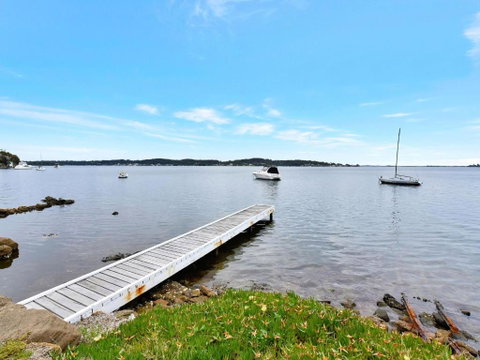 On The Lake At Fishing Point - Tourism Search 1