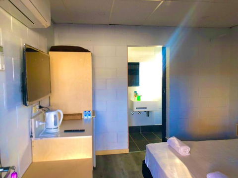 OXFORD HOTEL MOTEL - Tourism Search 0