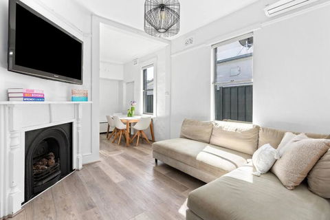 Peaceful 2 Bedroom With Private Backyard And BBQ - Tourism Search 2