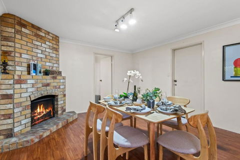 Peaceful 4BR At Sunnybank CBD With 2Parking Yard And Mall - Tourism Search 0