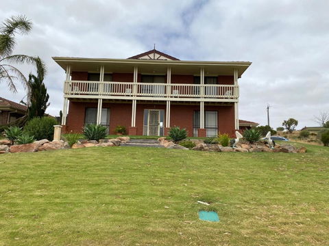 Pelican Retreat - Corporate / Tradie / Family - Tourism Search 1