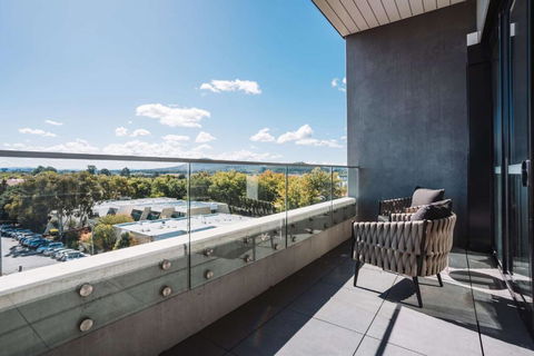 Perfect Located 1-Bed With Great Views & Parking - Tourism Search 1