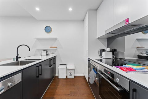 Perfect Location 1-Bed With Balcony, BBQ & Parking - Tourism Search 1
