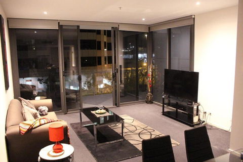 Perfectly Located Modern Apartment - Canberra CBD - Tourism Search 1