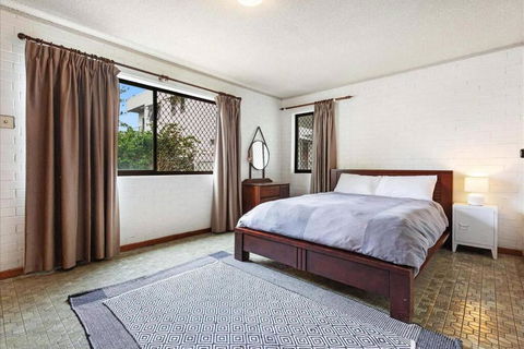 PET FRIENDLY & Super Central Retro Beach Pad! - Tourism Search 0