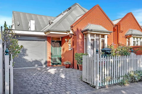 Picket Fence Cottage - Steps From Adelaide Oval - Tourism Search 0