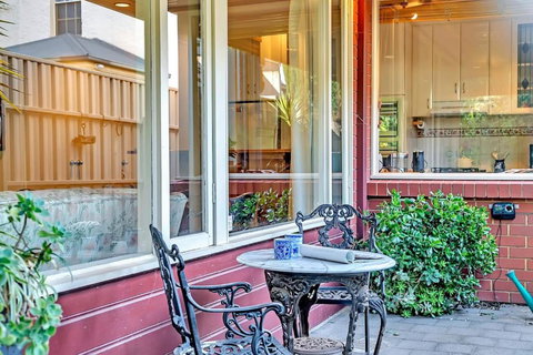 Picket Fence Cottage - Steps From Adelaide Oval - Tourism Search 1