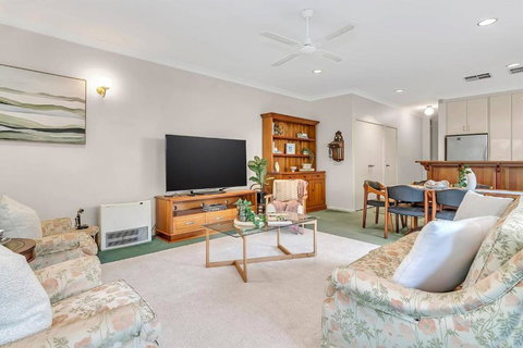 Picket Fence Cottage - Steps From Adelaide Oval - Tourism Search 3