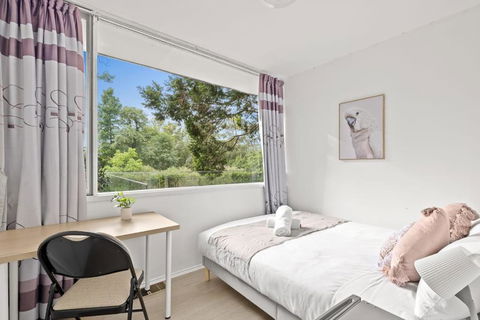 Quaint Queen Room - Central Location At Pymble - Shared Bathroom - Tourism Search 0