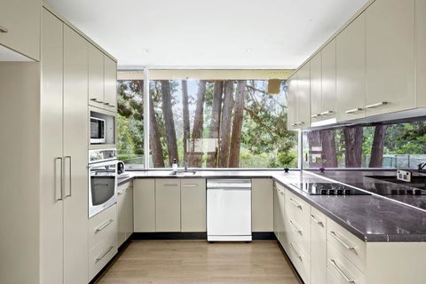 Quaint Queen Room - Central Location At Pymble - Shared Bathroom - Tourism Search 2