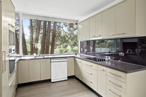 Quaint Queen Room - Central Location At Pymble - Shared Bathroom - Tourism Search 3