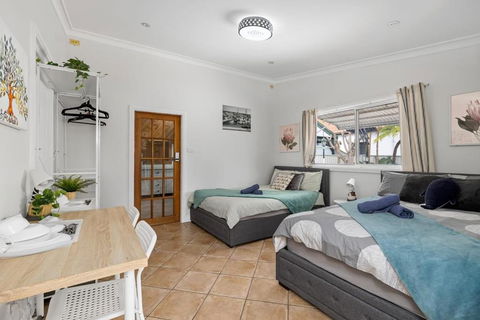 Quadruple Ensuite Room - Nearby Stations & Shops - Tourism Search 0