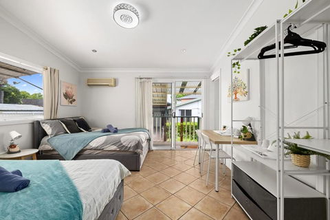 Quadruple Ensuite Room - Nearby Stations & Shops - Tourism Search 1