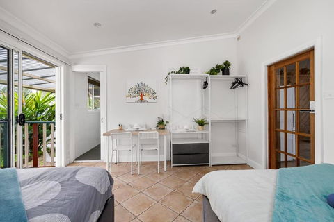 Quadruple Ensuite Room - Nearby Stations & Shops - Tourism Search 2