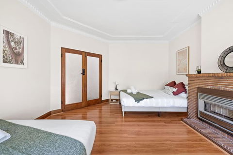 Quadruple Room - Near Transport & Shops - Shared Bathroom - Tourism Search 0