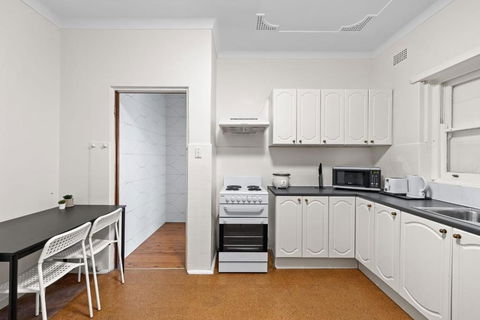 Quadruple Room - Near Transport & Shops - Shared Bathroom - Tourism Search 3