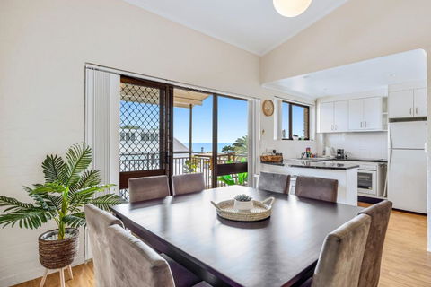 Quaint 2-Bed Beach Abode With Ocean Views - Tourism Search 0