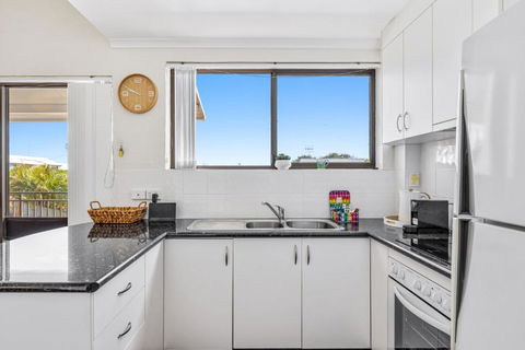 Quaint 2-Bed Beach Abode With Ocean Views - Tourism Search 2