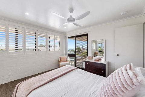 Quaint 2-Bed Beach Abode With Ocean Views - Tourism Search 3