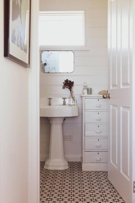 Quaint And Intimate 1-bed Seaside Cottage - Tourism Search 2