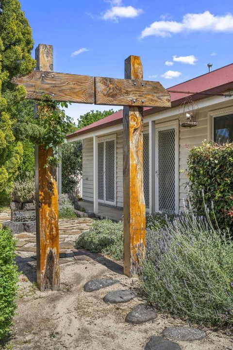 Quaint Garden Oasis With Free Parking - Tourism Search 2