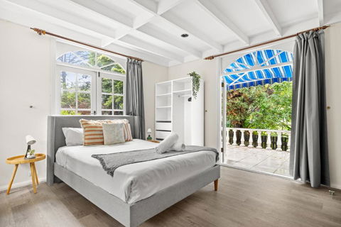 Quaint Queen Room - Convenient Location In Lindfield - Shared Bathroom - Tourism Search 0