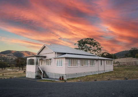 Pretty Pink Queenslander With Spectacular Views! - Tourism Search 0