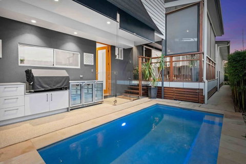 Redcliffe CBD Family Beach House - Tourism Search 0