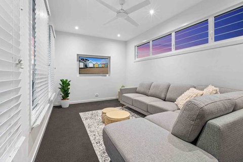Redcliffe CBD Family Beach House - Tourism Search 2