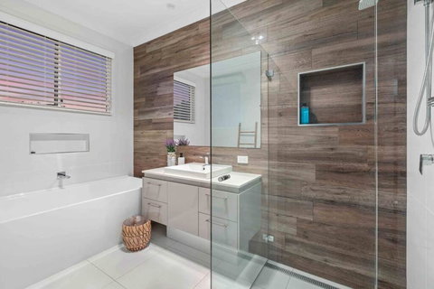 Redcliffe CBD Family Beach House - Tourism Search 3