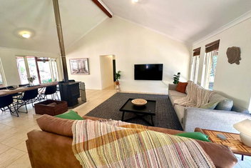 Redtail House - Carlotta with Tourism Search